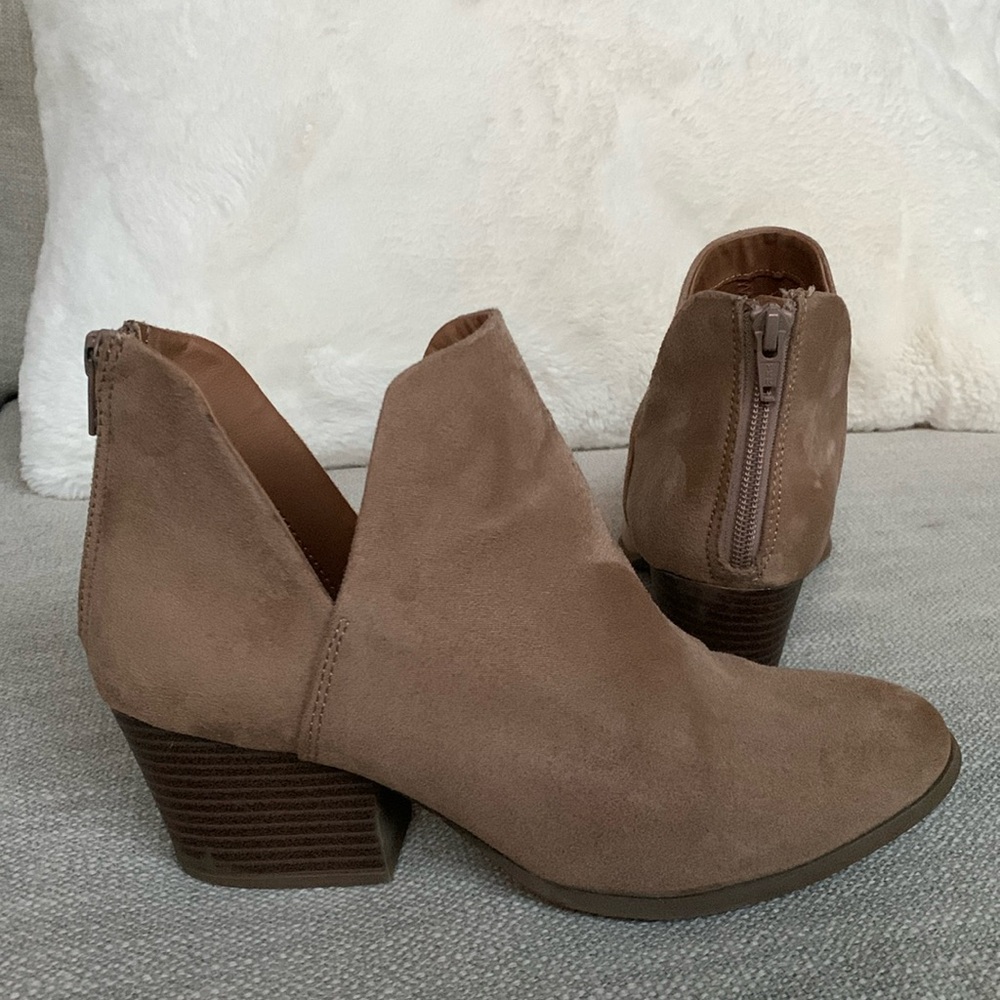 SO suede look cut out ankle bootie tan women’s size 7 pointed toe 2.5” h…